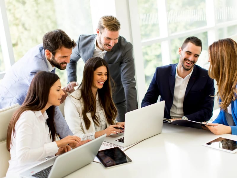 Equipe em reunião de trabalho em ambiente corporativo